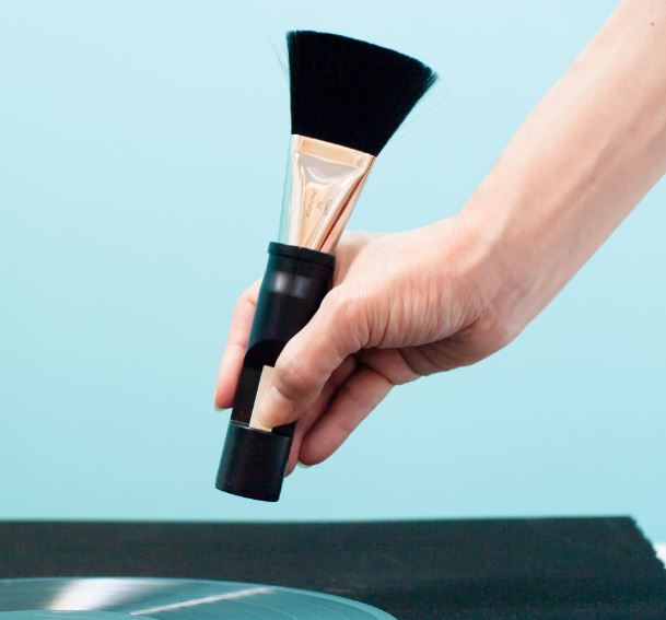 Furutech ASB-2 ion antistatische borstel met ingebouwde ionisator voor het verwijderen van statische elektriciteit o.a. LP's, CD's en Blu-ray - Afbeelding 6