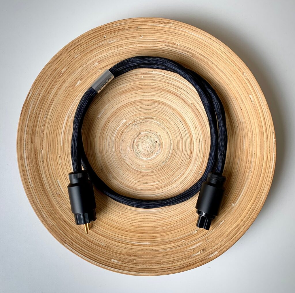 IKIGAI Audio SUGURE voedingskabel puur zilveren 5N geleiders met dubbele EMI/RFI-afscherming als IEC C13-10A of C19-16A vanaf 1,5 meter