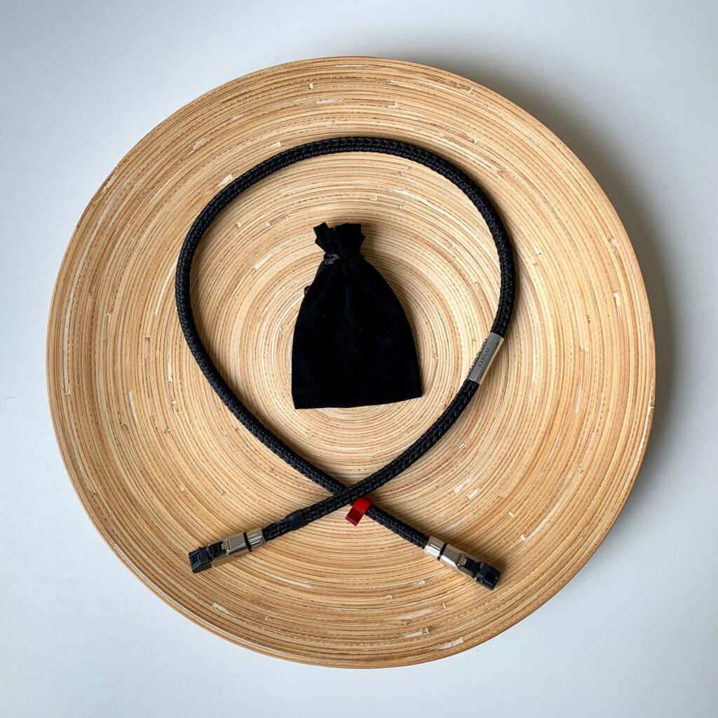 IKIGAI Audio KANGAI 100Mbit ethernetkabel met 4 puur zilveren 5N en 24-karaats gouden monokristal geleiders 4 verschillende EMI/RFI afschermingen en aardingssysteem vanaf 1,0 meter