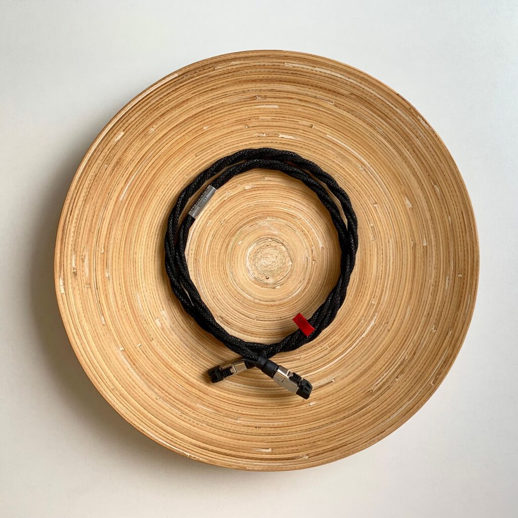 IKIGAI Audio KINZAN Gbit ethernetkabel met 8 puur zilveren 5N monokristal geleiders 5 verschillende EMI/RFI afschermingen en aardingssysteem vanaf 1,0 meter